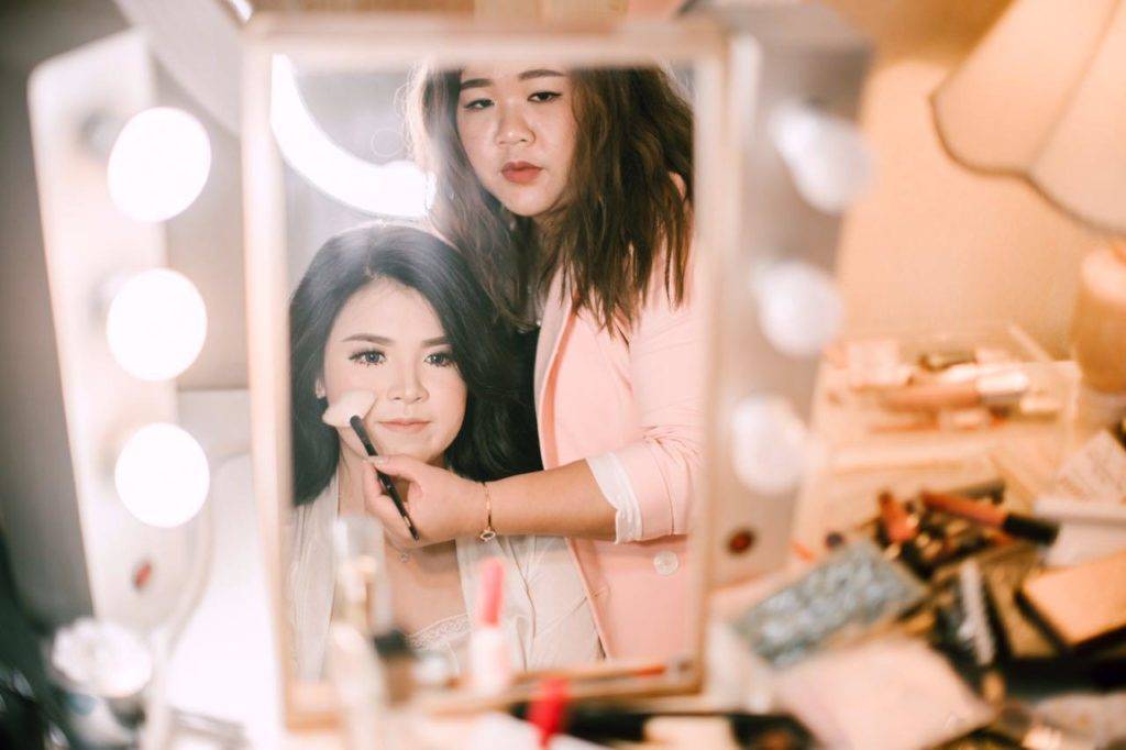 Makeup artist profesional Nina Chen Studio Surabaya — riasan pengantin flawless dan natural